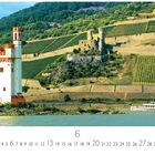 "Binger Loch" und "CASARES EDITION". Ein weißer Turm vor Weinbergen, Burg im Hintergrund, Fluss vorn, Schiff rechts.