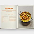 Text: Malai Prawn Curry. Links: Rezeptdetails und Zubereitung. Rechts: Schüssel mit Garnelen in gelber Soße, garniert mit Chilis.