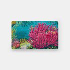 Text: "I'm covered with slime so I don't feel a thing, though tentacles touching me carry a sting. Who am I?"  
Illustration: Bunte Unterwasserwelt mit Anemonen und Fischen.