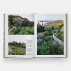 Links unten Text über Landschaftsgestaltung auf Klippen. Rechts und links Fotos von üppigen, grünen Gärten mit Steinwegen.