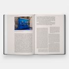 Links oben steht "FORMATIONS | A CONVERSATION". Ein Bild zeigt eine blaue Wand mit Skulpturen. Texte beschreiben historische Konzepte.