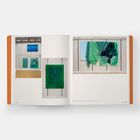 Links: Drei grüne Gemälde. Rechts: Zwei Gemälde mit grünem Stoff. Details eines Kunstbuchs.