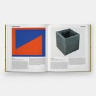 Links: "CARMEN HERRERA", "RED & BLUE", abstrakte rechteckige Form. Rechts: "EVA HESSE", Würfel aus Draht; Texte unten.
