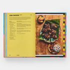 "Jerk Chicken" und "Jamaica" in großen Buchstaben. Links Rezepttext, rechts Foto von gegrilltem Hähnchen auf einem Bananenblatt.
