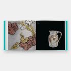 Links florale Illustration mit bunten Blättern, rechts weißer Keramikkrug mit ähnlichem Muster auf schwarzem Hintergrund.