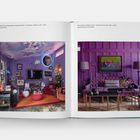 126: Schlafzimmer und Wohnzimmer, Los Angeles, 2004. 127: Wohnzimmer, Sag Harbor, 2005. Bunte, kunstvolle Räume.