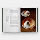 Der Text beschreibt ein Rezept für "Zuccotto", mit Zutaten und Zubereitungsschritten. Rechts ein angeschnittener Kuchen auf einem Teller.