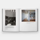 Links: Text über Gunnar Asplund und Stockholms Bibliothek. Rechts: Moderne Bibliothek mit Bücherregalen und Tischlampe.