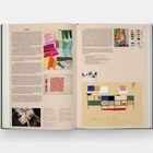 Text über "Collage". Mehrere abstrakte Kunstwerke, darunter bunte geometrische Formen und Fotografien von Künstler*innen.