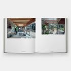 Links: "Living in a Japanese House." Rechts: "Roof House." Innenansicht eines Wohnraums mit viel Glas und Holzdecken.