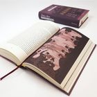 Zwei geöffnete Bücher: Eines zeigt Text, das andere eine Illustration mit Menschen in formeller Kleidung auf rosa Hintergrund.