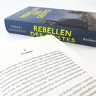 Buchrücken: "REBELLEN DES GEISTES" von Nikhil Krishnan, Verlag Reclam. Geöffnete Seite mit Kapitelüberschrift "Tauwetter".