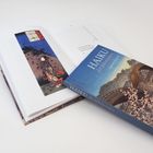 „HAIKU der Jahreszeiten“ liegt auf einem geöffneten Buch mit japanischer Illustration (Brücke, Blüten).