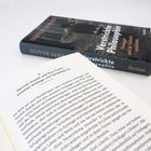 Offenes Buch mit Kapitelüberschrift: "Hannah Arendt und Paul Celan - zwischen Anklage und Verteidigung". Buch im Hintergrund: "Verstrickte Philosophie".