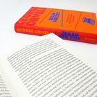 "GEORGE ORWELL", "ZEILEN DER ZEIT", "Reclam". Ein offenes Buch mit Text.