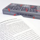 Ein Buchdeckel mit dem Titel "DAS RECHT DER GEWALT" von Hendrik Simon, daneben aufgeschlagenes Buch mit Text.