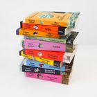 Ein Stapel bunter Bücher mit Titeln wie "Mrs Dalloway", "1984", "Emma", "Pride and Prejudice" und "Mansfield Park".