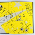 Ein gelbes Comicbild zeigt Roboter mit Glühbirnen, Sterne, Musiksymbole und Xs. Ein Roboter fährt Roller.