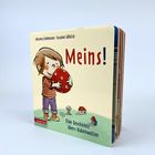 "Meins! Eine Geschichte übers Habenwollen." Illustration: Kind umarmt einen roten Ball, Häuser im Hintergrund.