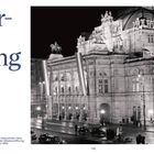 Text: "Eröffnung". Darunter: "Das festlich beleuchtete Haus am Abend der Wiedereröffnung, 5. November 1955." Bild: Historisches Gebäude nachts beleuchtet.