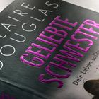 CLAIRE DOUGLAS. GELIEBTE SCHWESTER. Dein Leben sollte meins sein. Thriller. Grau-schwarzer Hintergrund, lila Text.