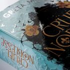 Text: "GRETA M.", "CRUEL NOBLESSE". Ein Buchcover mit blauen Blumen, gelben Rosen und fliegenden Vögeln.