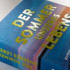 Die Worte "DER SOMMER UNSERES LEBENS" sind in großen Buchstaben auf einem Buchcover zu sehen.