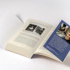 Text auf blauem Hintergrund beschreibt Sam Kean, Studium in Physik und Englisch, US-Bestsellerautor; Mann lächelt im Bild.