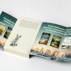 Links: „Die packenden Meisterin der“. Rechts: „Dunkle Geheimnisse, menschliche Abgründe – atmosphärische Hochspannung von Bestsellerautorin Ellen Sandberg!“ Unten sind Buchtitel von Ellen Sandberg abgebildet. Im Hintergrund eine Winterlandschaft und in der Mitte eine Fuchsilustration.
