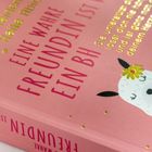 Auf rosa Hintergrund steht: "Eine wahre Freundin ist wie ein BH". Daneben ist ein illustriertes Tier mit Blume am Kopf.
