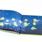 Eine Illustration zeigt eine Landschaft bei Nacht mit leuchtenden Glühwürmchen, silbernen Sternen und einem Halbmond am Himmel.