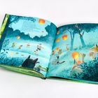 Text: „Komm her! Hier sind wir!" Illustration: Tiere feiern im Wald bei Nacht, Laternen in der Luft, fröhliche Stimmung.