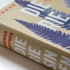 Der Buchrücken zeigt den Namen "Hannah Schäffner". Das Cover hat weiße und blaue Schrift auf braunem Hintergrund.