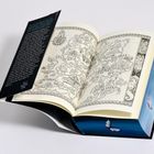 Der Text beschreibt eine mysteriöse Macht über das Quileute-Land. Das Buch zeigt eine schwarz-weiße Landkarte mit blauen Seitenrändern und Schmetterlingsmotiven.