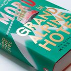 „MORD IM GRAND ALPINE HOTEL“ in großen Buchstaben, darunter „Ein neuer Fall für Miss Marple“. Abgebildet ist eine Seilbahn.