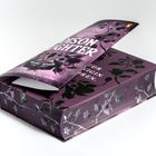 Die Texte „THE POISON GARDENER" und „ZUM STERBEN SCHÖN". Lila Buch mit Pflanzenmotiven, leicht geöffnet.