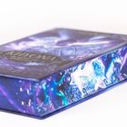 Text: "Aluyona. Die Macht der Eisdrachen." Ein Buch mit einem fantasievollen, blau-lila Eis- und Drachenmotiv.