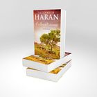 "Outbackträume" von Elizabeth Haran, Australien-Roman, Baum in einer trockenen Landschaft. Dreifache Bücherstapel.