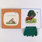 "Spielt sie auf der Weide?" Ein Hase mit Küken links, Pferd unter Baum rechts. "Nein, das ist das Pferd." Illustrationen.