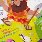 In einer bunten Illustration steht: "Goliat war ein riesiger, starker Mann. Alle fürchteten sich vor ihm."