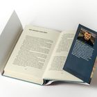 „Der Anfang vom Ende“ ist der Titel auf der Buchseite. Eine Broschüre über Marc Pitzke liegt im Buch.