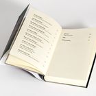 Ein geöffnetes Buch zeigt ein Inhaltsverzeichnis mit Titeln und Seitenzahlen auf weißem Hintergrund.
