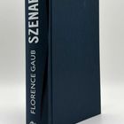 Der Buchrücken zeigt in großen Buchstaben: "SZENARIO". Darunter steht "FLORENCE GAUB". Ein schwarzes Lesezeichen hängt heraus.