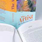 "The Artist: Die Farben des Lichts" von Lucy Steeds auf einem farbenfrohen Buchcover. Ein geöffnetes Buch liegt davor.