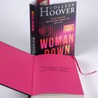 „WOMAN DOWN“ auf buntem Buchcover. Zitat im Buch: „Wärst du bereit, selbst alles zu erleiden, was du deinen Figuren zumutest?“