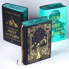 „A Court of Mist and Fury“ von Sarah J. Maas. Drei Bücher mit kunstvollen Covern und blaugrünen Seiten.