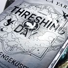THRESHING DAY, STIRB NICHT, ENGEKÜSST. Illustration mit Drachen und Wolken in einem stilisierten, dekorativen Design.