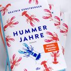 „HUMMER JAHRE“ von BEATRIX GERSTBERGER; blau-rote Hummer, „SPIEGEL Bestseller-Autorin“-Sticker, dtv-Logo.