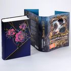 „Better in Black“ von Cassandra Clare. Buch mit dunkelblauem Cover und rosa Blumen. Neben dem Buch liegt der Umschlag.