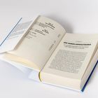 Texte: "TEIL IV: DIE VERTEIDIGUNG", "KAPITEL 9: Der Angriff", "DER HANDELSKRIEGSTREIBER". Offenes Buch auf weißem Hintergrund.